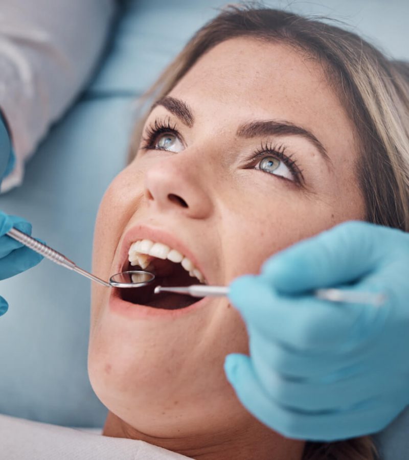 Frau bei der regelmäßigen Zahnarzt Kontrolle