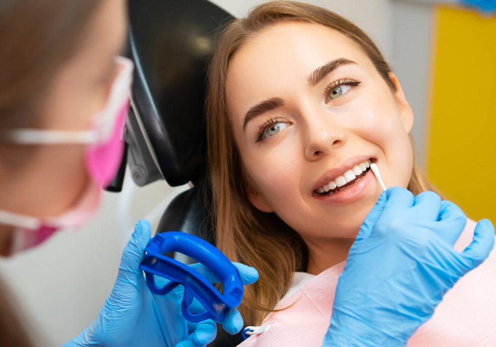 Zahnarzt Dr. Desinger behandelt Patientin